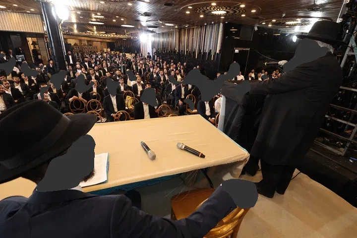 מרצה על הבמה